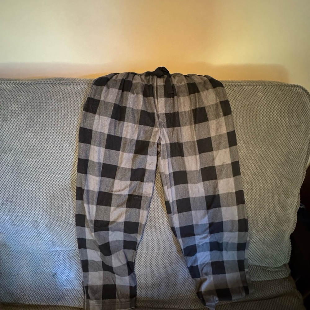Izod Men's Black and Gray Checkered Joggers